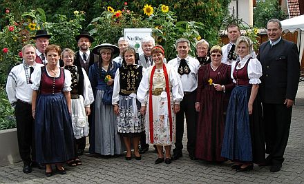  Die Trachtengruppen HOG Nubach (Siebenbrgen) und Nubach (Obersterreich), mit Ortsvorsteher Wilhelm Benz (Bildmitte) und Brgermeister Leo Sudasch (rechts auen)